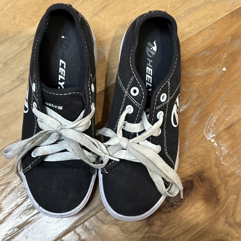 "HEELYS" SKATE SHOES, YOUTH SIZE 3 BLACK AND White Pre OWNED IN GREAT CONDITION.